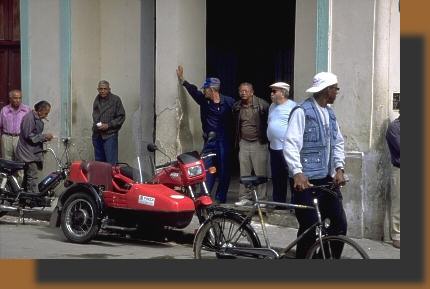 La voiture blanche.