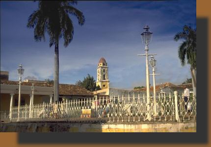 Trinidad : Plaza Mayor et l'glise Santa Ana